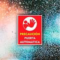 ¡Alerta Roja para Puertas Automáticas! Vinilo Adhesivo de Alto Impacto Visual 09443