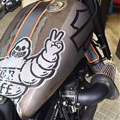 El nuevo depósito personalizado para la Harley Davidson ya está colocado!!!!!!!!!!