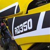 Vinilos adhesivos para una Yamaha RD 350, una de las motos más brutales de la historia.