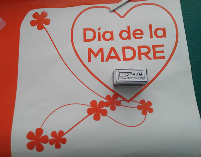 precioso vinilo adhesivo para decorar tu tienda para el Día de la Madre - vinilos online Día de la MAdre