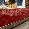  Tira adhesiva de copos de nieve sobre rojo - Vinilo empalmable para campaña de navidad y rebajas de invierno 010026