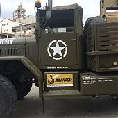 Decoración con vinilos de un camión Kaiser Continental 6x6 del ejército americano