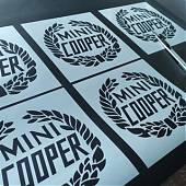 ¿Encuentras tu MINI COOPER aburrido? Dale vida con estos originales vinilos decorativos!. Te enseñamos además, cómo pegarlo.