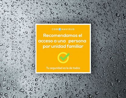 Vinilo adhesivo para tiendas y comercios Recomendamos el acceso a una persona por unidad familiar - coronavirus  07002