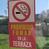 ¿Se puede fumar en las terrazas de los bares?. Los vinilos decorativos tienen la respuesta