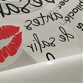¿Mejor con los labios rojos?. Así podemos personalizar tu vinilo decorativo!