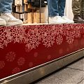  Tira adhesiva de copos de nieve sobre rojo - Vinilo empalmable para campaña de navidad y rebajas de invierno 010026