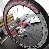 Decoración con pegatinas de vinilo de unas ruedas de perfil de carbono de bicicleta