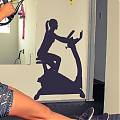  Vinilo decorativo para gimnasios con una silueta sobre una bicicleta de spinning 06595