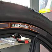 Pegatinas impresas sobre vinilo de fundición para la decoración de llantas de una Harley-Davidson