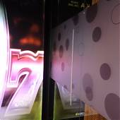 Un vinilo decorativo translúcido e impreso para preservar la intimidad en un salón de juego