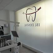 Rotulación integral con vinilos translúcidos (efecto ácido) para una clínica dental