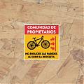  Vinilo Adhesivo Informativo: “COMUNIDAD DE PROPIETARIOS - NO ENSUCIES LAS PAREDES AL SUBIR LA BICICLETA” 09436