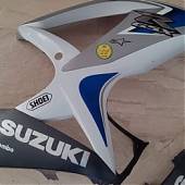 Renovación y protección del carenado de una motocicleta Suzuki: ¡Recuperando su brillo con vinilos adhesivos!
