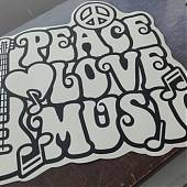 PEACE, LOVE MUSIC es uno de los vinilos decorativos más originales y actuales