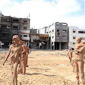 Una familia de arcilla huyendo de sus hogares en Gaza