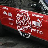 ¿Pueden las pegatinas y vinilos adhesivos dañar la pintura del automóvil?