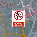  Vinilo Adhesivo de Prohibición de Paso: Comunicación Directa y Efectiva 09340