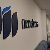 Letras corpóreas de PVC con el logotipo de una empresa.