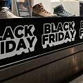  Tira adhesiva Black Friday tipografía blanca extruida - Vinilo empalmable para campaña de noviembre en escaparates 010020