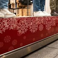 Tira adhesiva de copos de nieve sobre rojo - Vinilo empalmable para campaña de navidad y rebajas de invierno 010026