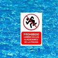  Vinilo Adhesivo para Piscinas - PROHIBIDO CORRER EN LOS ALREDEDORES DE LA PISCINA 09062
