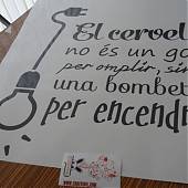 ¿Cómo hacemos un vinilo decorativo con una frase en catalán?