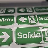 Carteles de Salida de Emergencia en Vinilo Adhesivo: Seguridad y Eficacia
