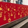  Vinilo navideño dorado sobre rojo - Adornos de Navidad para decorar escaparates de tiendas 010022