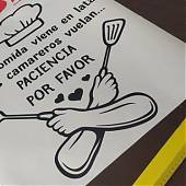 Vinilo decorativo para restaurantes con un mensaje que todos los clientes deberían tener presente