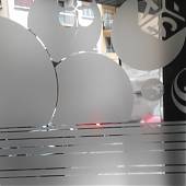 Decoración de la cristalera de un bar con vinilo efecto al ácido (translúcido)