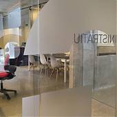 Decoración de puertas y cristaleras interiores en una oficina