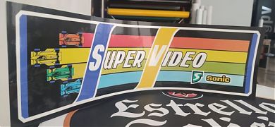 Vinilo decorativo para marquesina del mueble SUPER VIDEO de SONIC : revive la era de los arcades de carreras con estilo