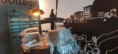 Uno de los vinilos decorativos más grandes que podrás ver para la decoración de un restuarante vasco, ¡ARRIBA EUSKADI!