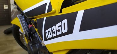 Vinilos adhesivos para una Yamaha RD 350, una de las motos más brutales de la historia.