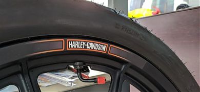Pegatinas impresas sobre vinilo de fundición para la decoración de llantas de una Harley-Davidson