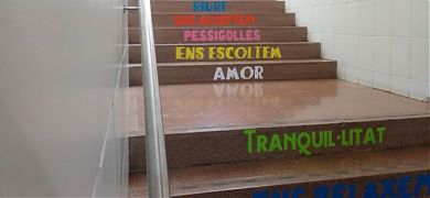 Vinilos decorativos para las escaleras de un colegio