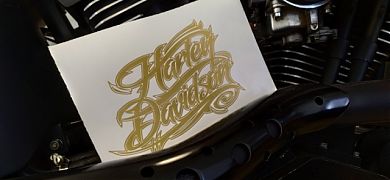 Vinilo con un logotipo de Harley Davidson. Trabajo de chinos!!!