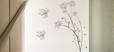 Cómo decorar un dormitorio femenino con vinilos florales de pared en una residencia universitaria