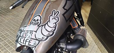 El nuevo depósito personalizado para la Harley Davidson ya está colocado!!!!!!!!!!