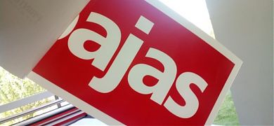 Vinilos adhesivos impresos a todo color para campañas de rebajas y descuentos.