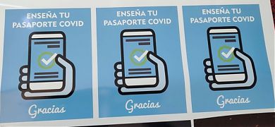 En vigor el pasaporte COVID-19 para entrar en bares y locales - Vinilo decorativo ENSEÑA TU PASAPORTE COVID-19