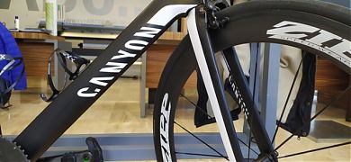 Decoraciones en vinilo adhesivo para una bicicleta CANYON