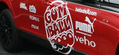 ¿Pueden las pegatinas y vinilos adhesivos dañar la pintura del automóvil?