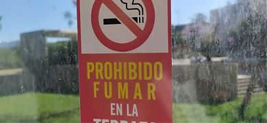 ¿Se puede fumar en las terrazas de los bares?. Los vinilos decorativos tienen la respuesta