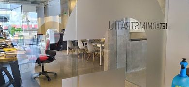 Decoración de puertas y cristaleras interiores en una oficina
