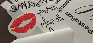 ¿Mejor con los labios rojos?. Así podemos personalizar tu vinilo decorativo!