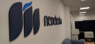 Letras corpóreas de PVC con el logotipo de una empresa.