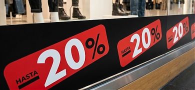 Vinilos Adhesivos en Tiras Empalmables para Escaparates: La Solución Definitiva en Rotulación Comercial