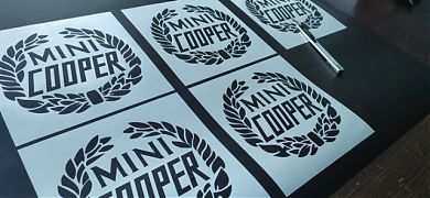 ¿Encuentras tu MINI COOPER aburrido? Dale vida con estos originales vinilos decorativos!. Te enseñamos además, cómo pegarlo.